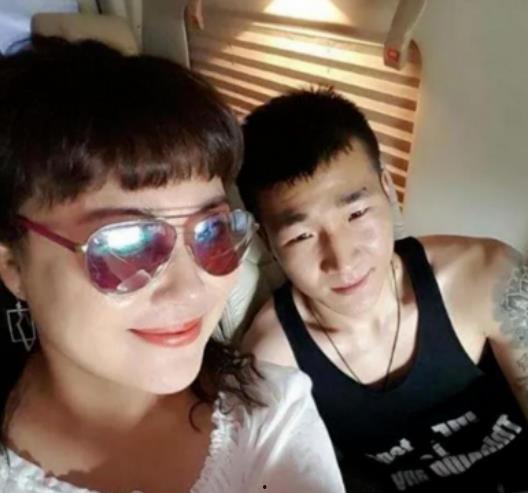 戴墨镜的女生爆料娱乐圈,娱乐圈幕后真相大曝光  第3张
