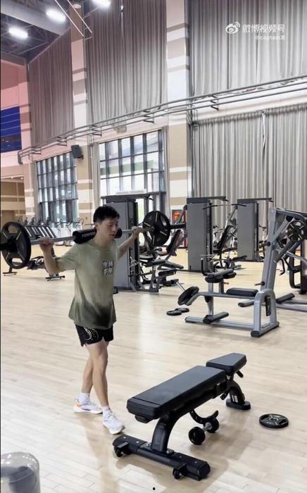 健身广场爆料视频播放,揭秘热门健身器材使用技巧与注意事项 第3张 健身广场爆料视频播放,揭秘热门健身器材使用技巧与注意事项 第3张